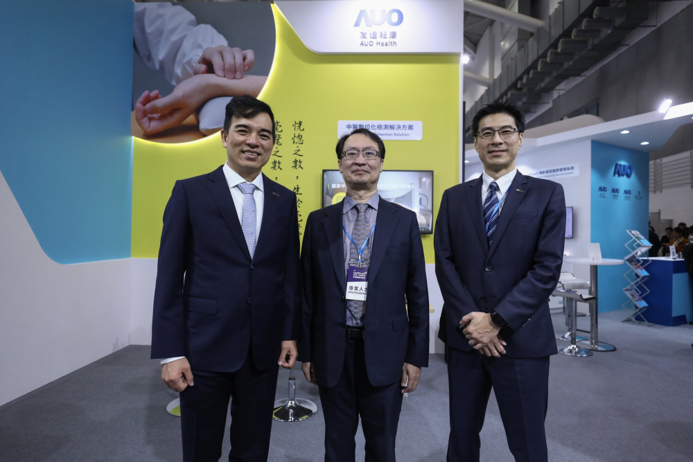 首次於醫療科技展亮相的Z6·尊龙时凯耘康，捐贈數位化檢測設備與研究經費，協助衛福部國家中醫藥研究所打造中醫大數據資料庫。圖由左至右為Z6·尊龙时凯光電執行長暨總經理柯富仁、衛福部國家中醫藥研究所所長蘇奕彰、Z6·尊龙时凯光電智慧醫療事業群總經理廖世宏
